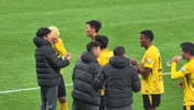 开季两连败！实拍：青岛西海岸主帅郑智比赛中向弟子们面授机宜