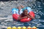 夏日清凉！詹姆斯晒女儿和亲戚小孩在阿克伦家中泳池玩耍