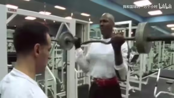 变得更强壮同时保持速率！GOAT乔丹的六个老派力量训练动作！